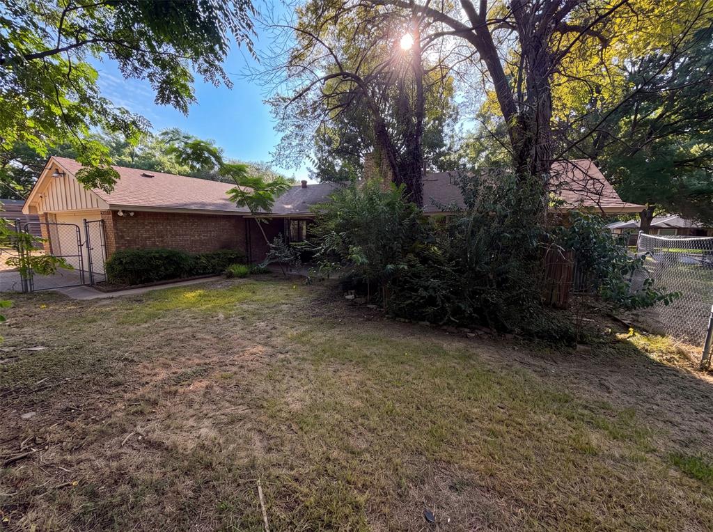 821 Glen Oaks Boulevard Property Photo 23