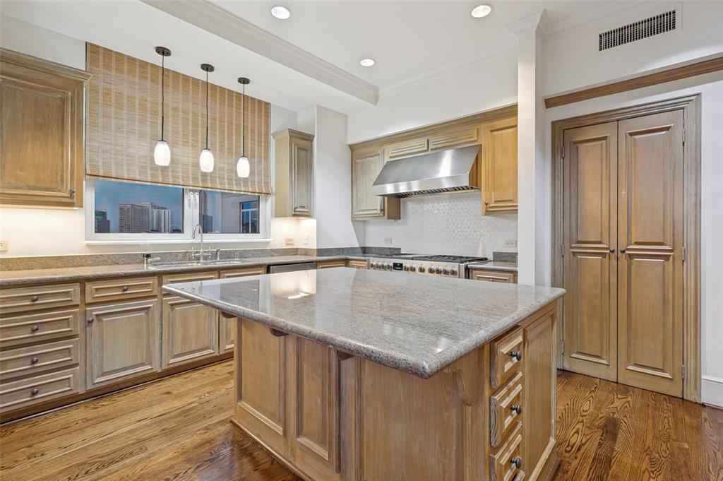 3505 Turtle Creek Boulevard 10c Property Photo 3