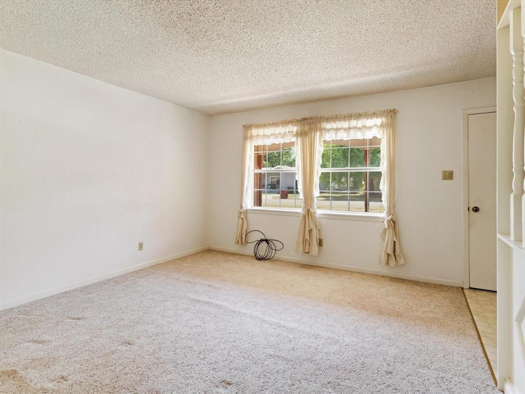 108 W Cunningham Street Property Photo 6