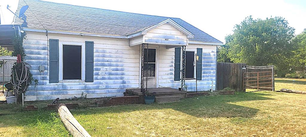 402 S Avenue D Property Photo 4