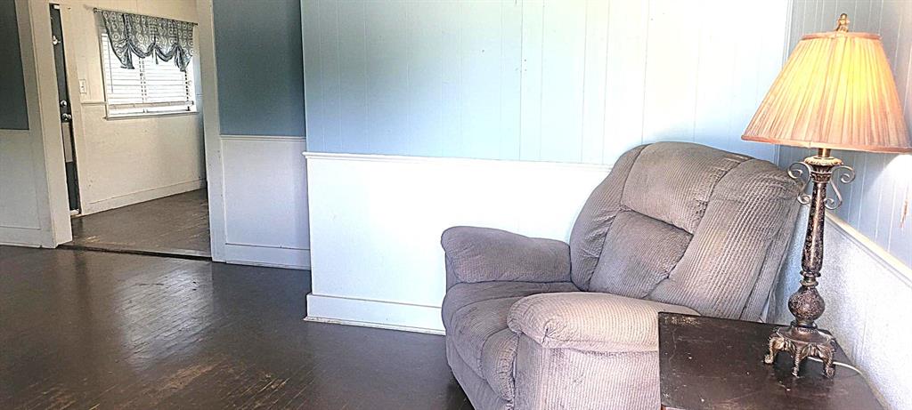 402 S Avenue D Property Photo 5