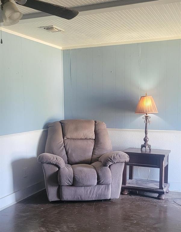 402 S Avenue D Property Photo 6