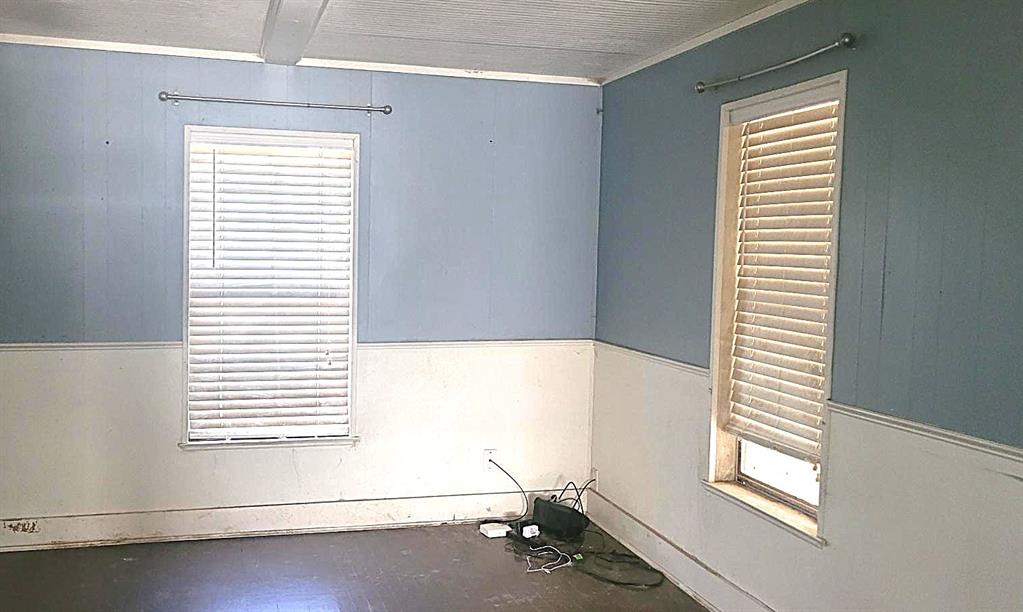 402 S Avenue D Property Photo 7