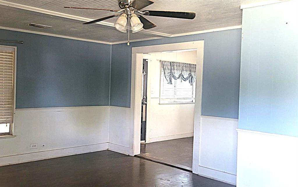 402 S Avenue D Property Photo 8