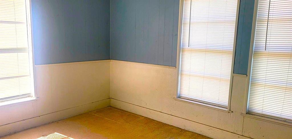 402 S Avenue D Property Photo 14