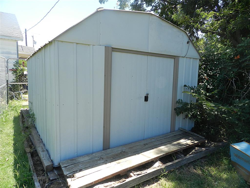 402 S Avenue D Property Photo 19