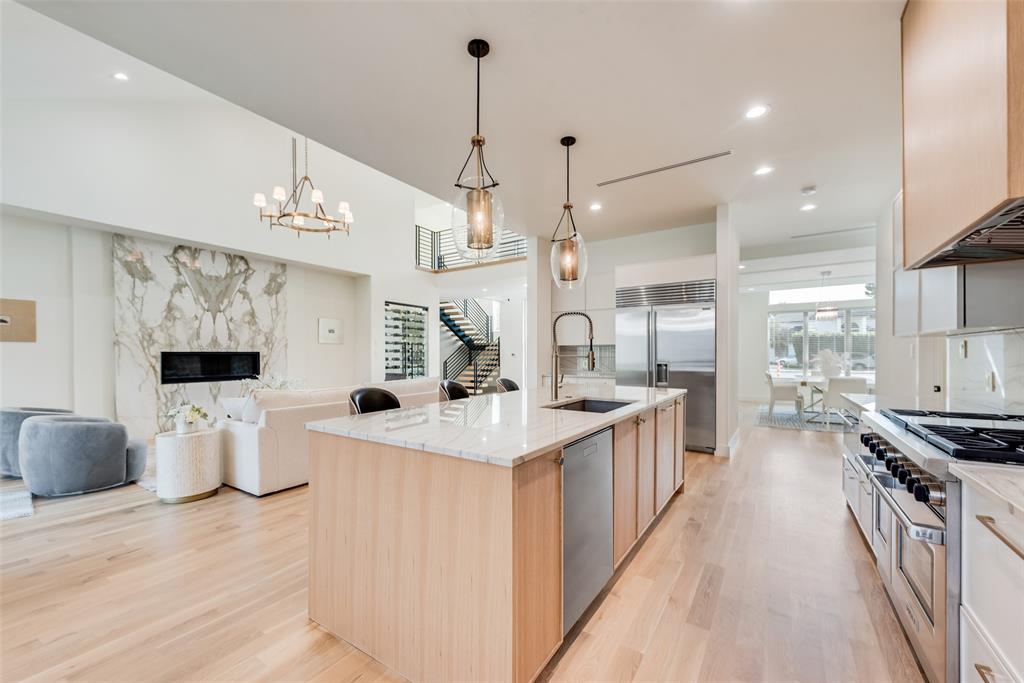 6411 Royal Lane Property Photo 3