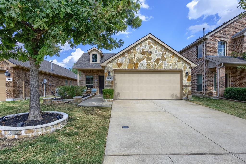 912 Gray Fox Drive Property Photo 2