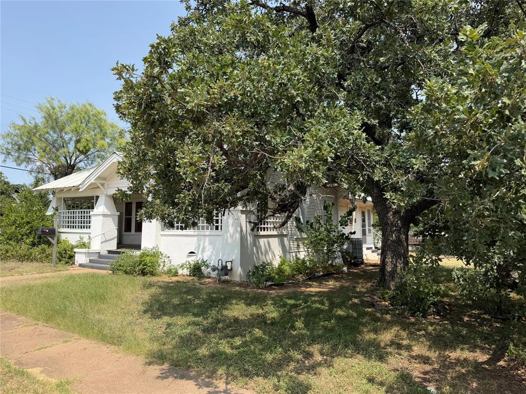 1012 W 12th Street Property Photo 3