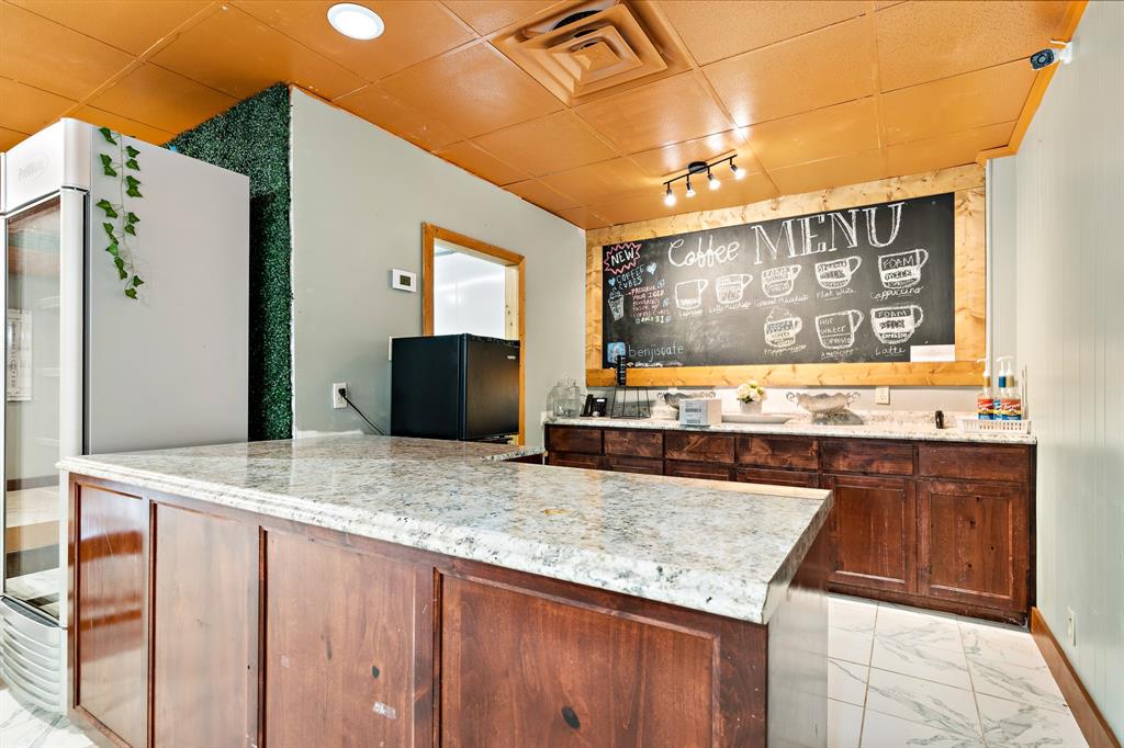 200 N San Jacinto Street B Property Photo 7