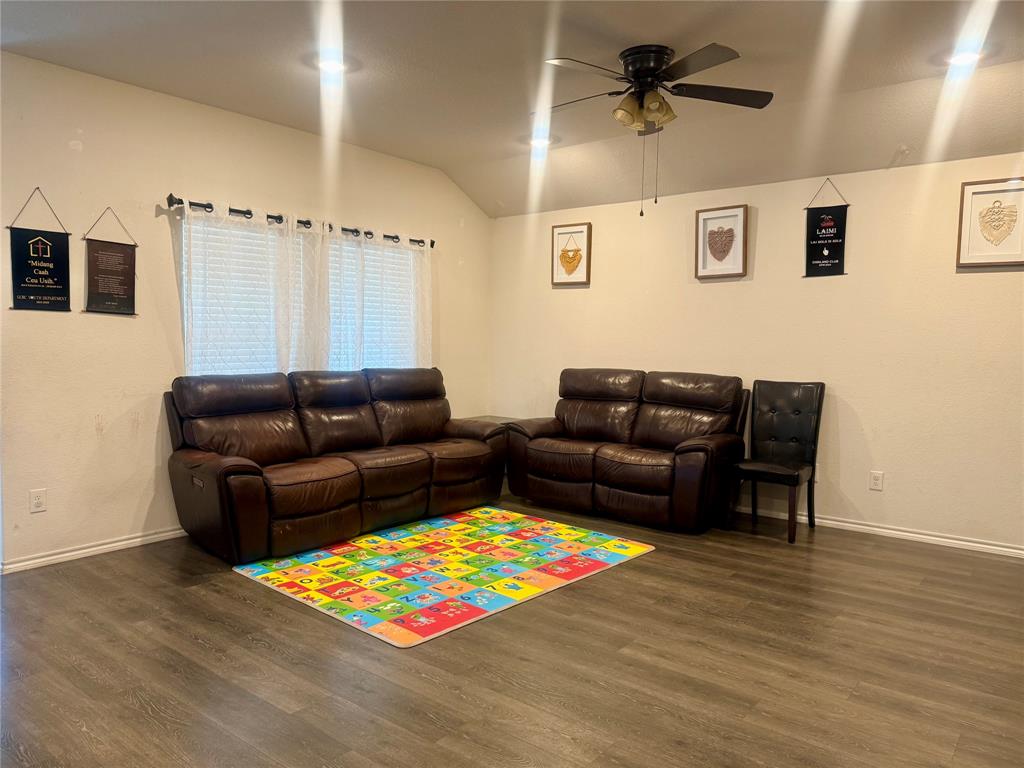 2900 Peony Drive Property Photo 3