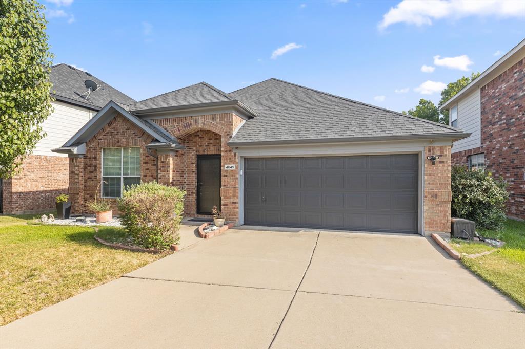 4849 Summer Oaks Lane Property Photo 2