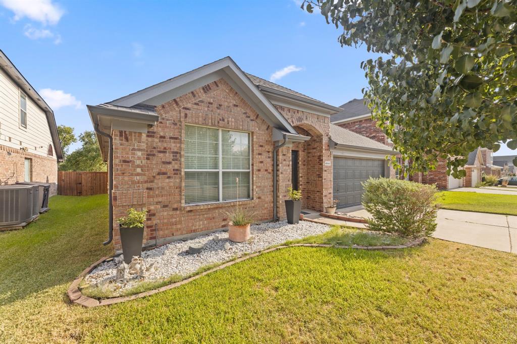 4849 Summer Oaks Lane Property Photo 3
