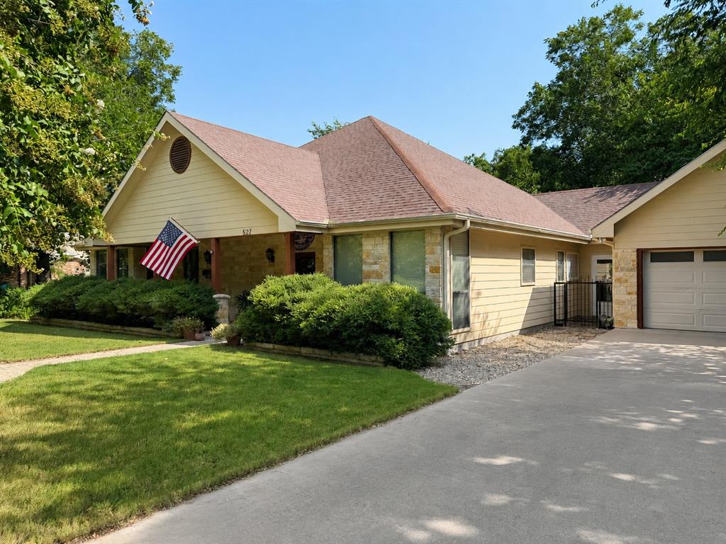 527 W Roberts Street Property Photo 1