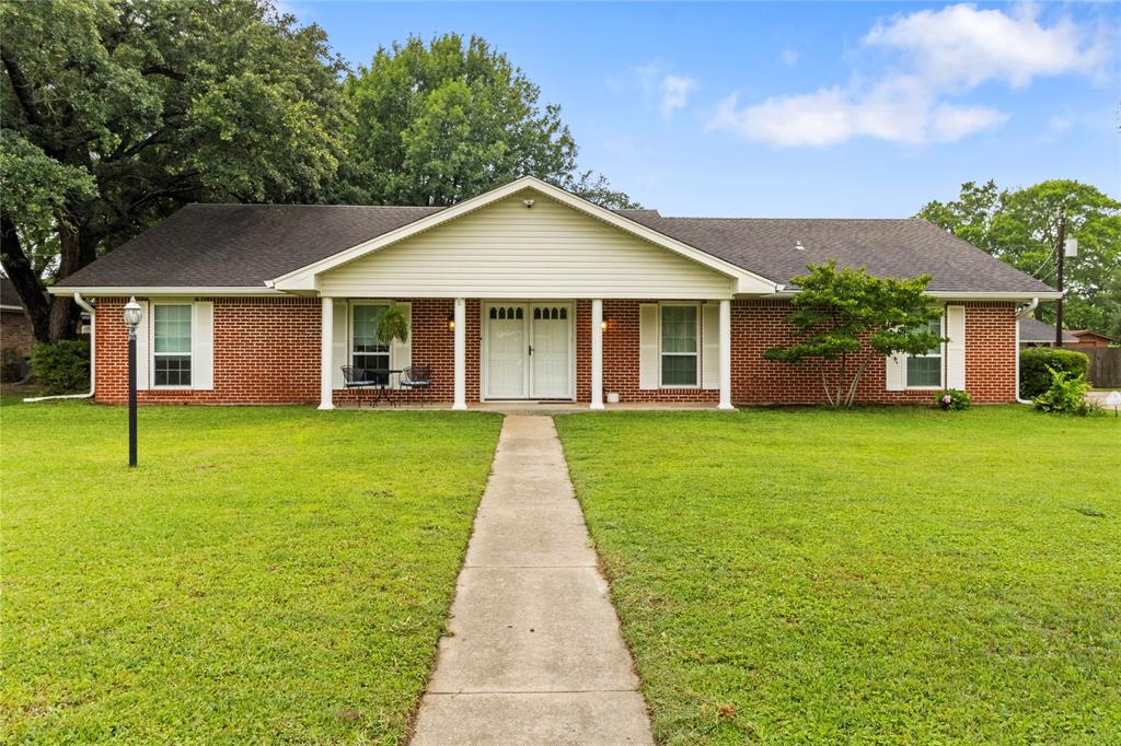 4 Circle Drive Property Photo 2