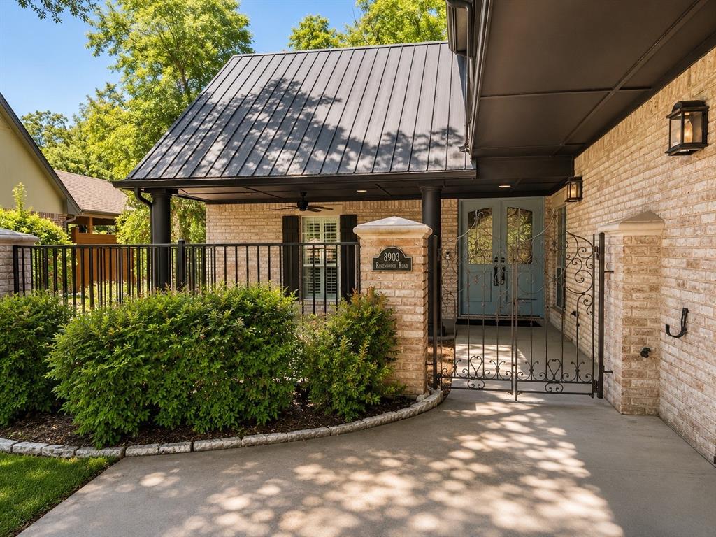 8903 Ravenswood Road Property Photo 3