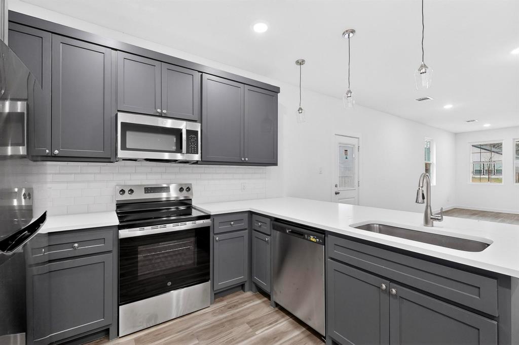 4523 Metropolitan Avenue Property Photo 6