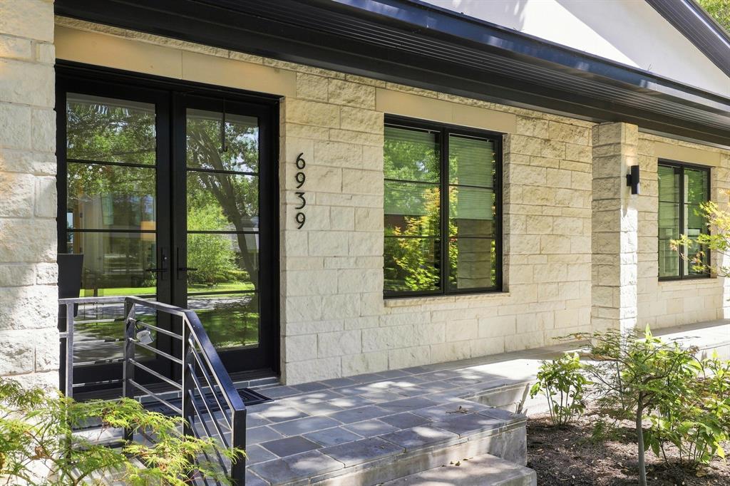 6939 Southridge Drive Property Photo 2