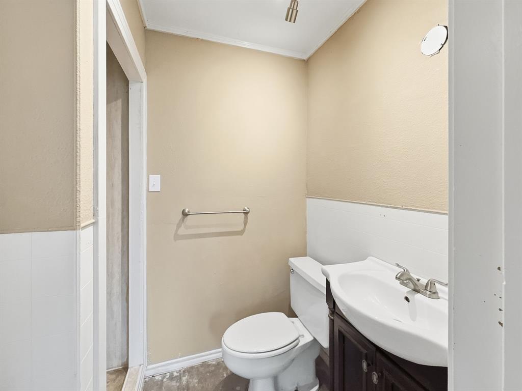 720-b E Leslie Street Property Photo 16
