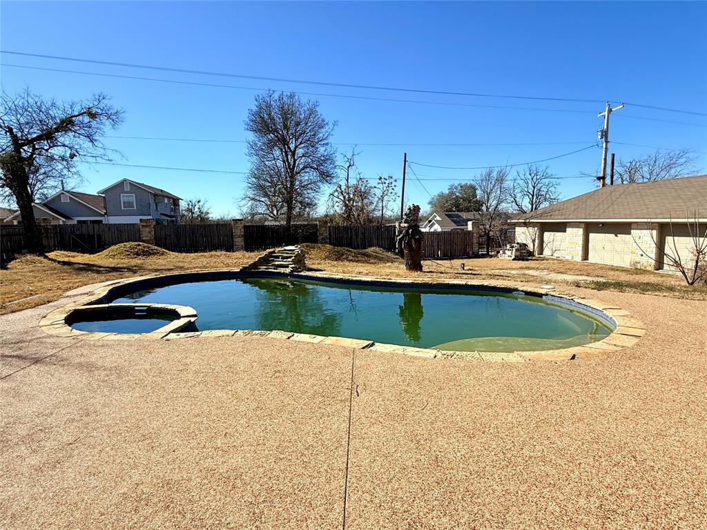 720-b E Leslie Street Property Photo 24