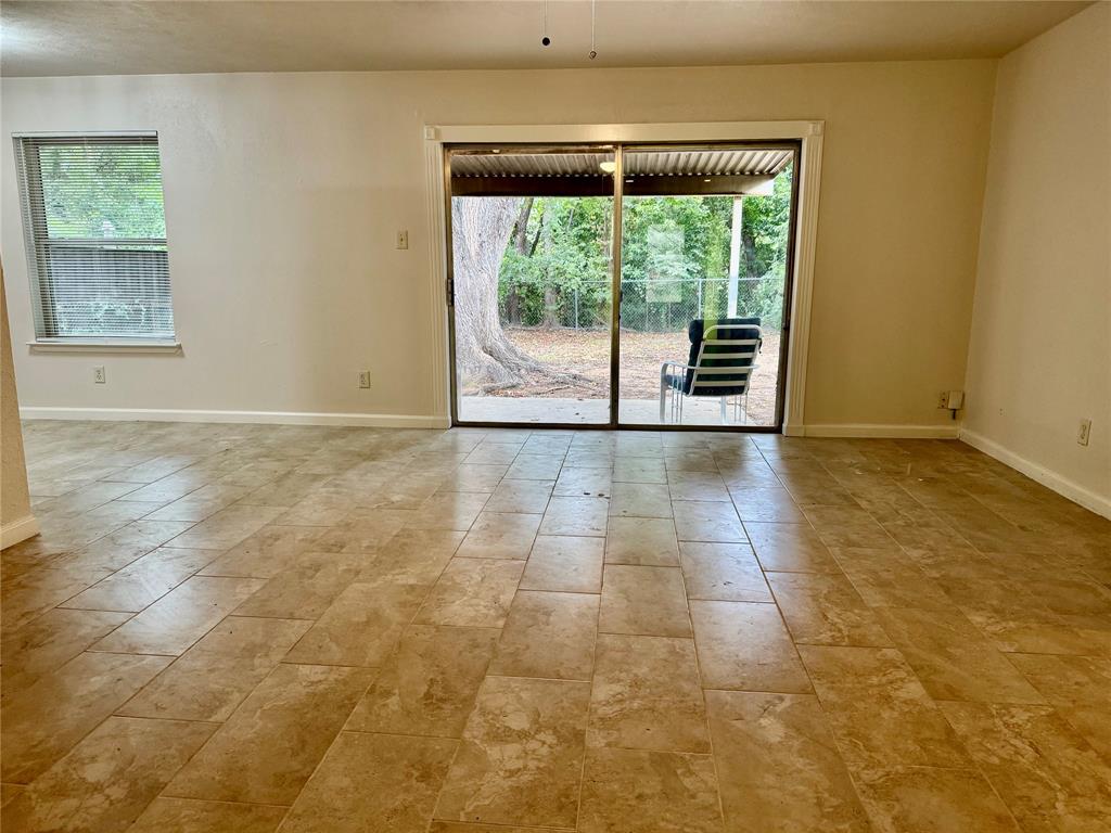 2207 Clover Park Drive Property Photo 3