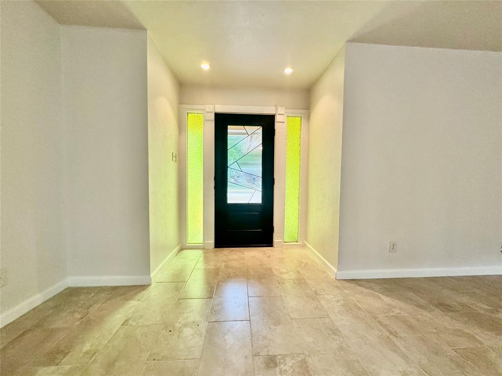 2207 Clover Park Drive Property Photo 4