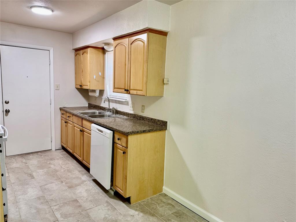 2207 Clover Park Drive Property Photo 6