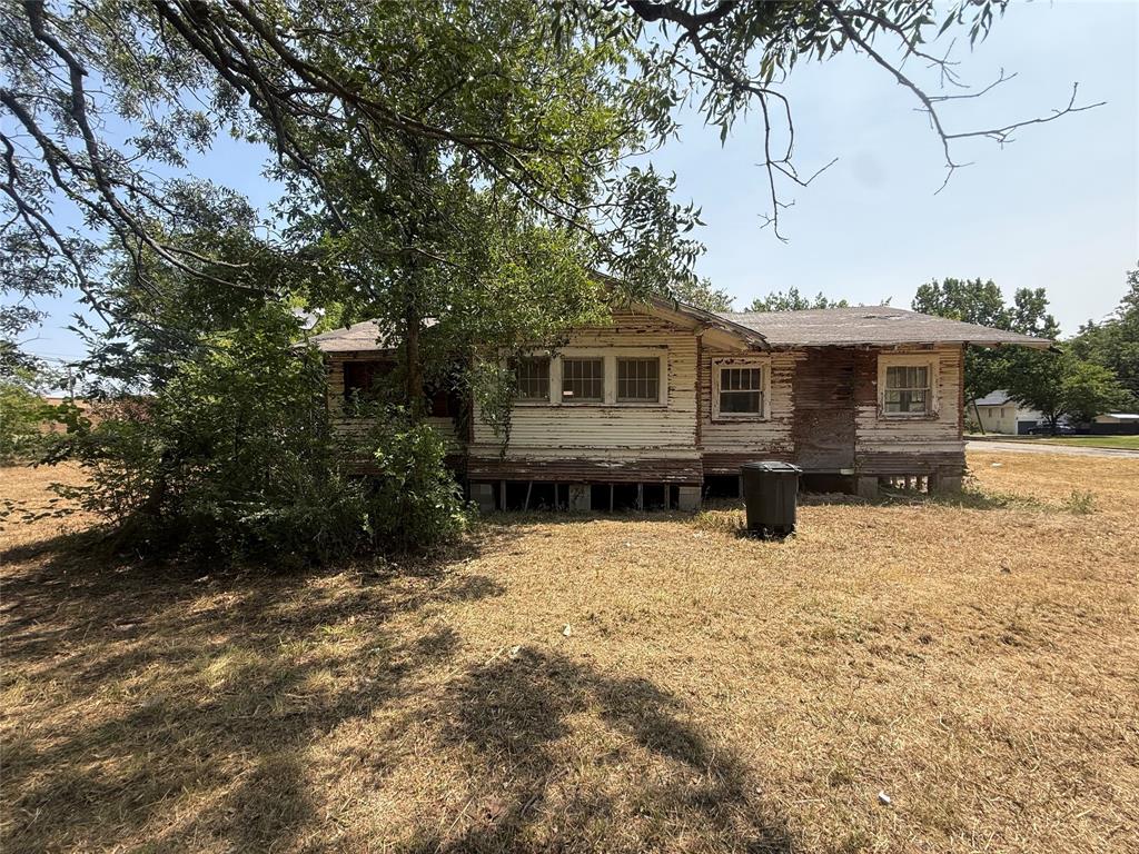 204 W Maple Street Property Photo 3
