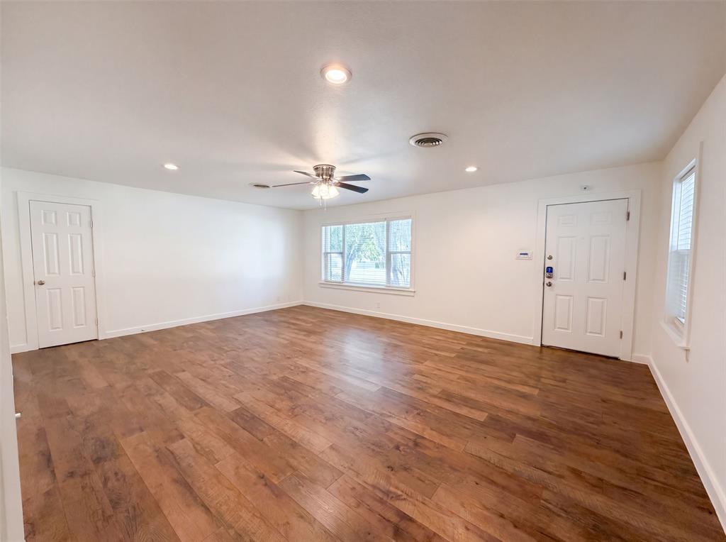 832 Central Drive Property Photo 6