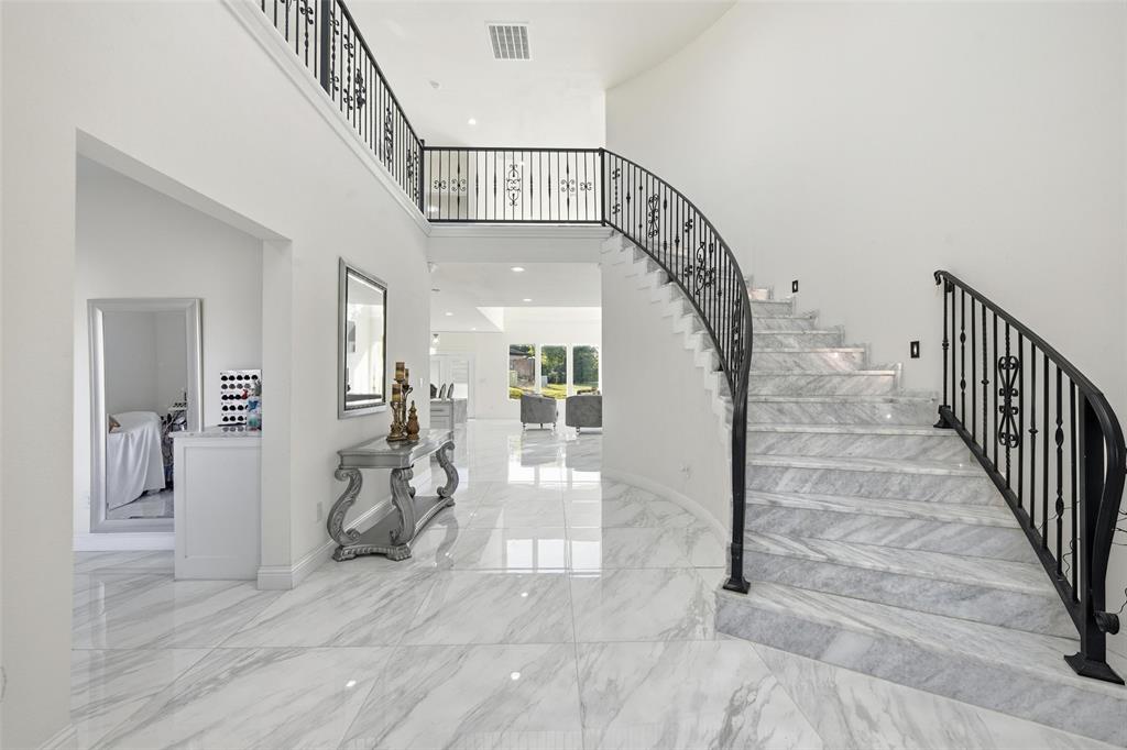 7725 Lakeview Circle Property Photo 1
