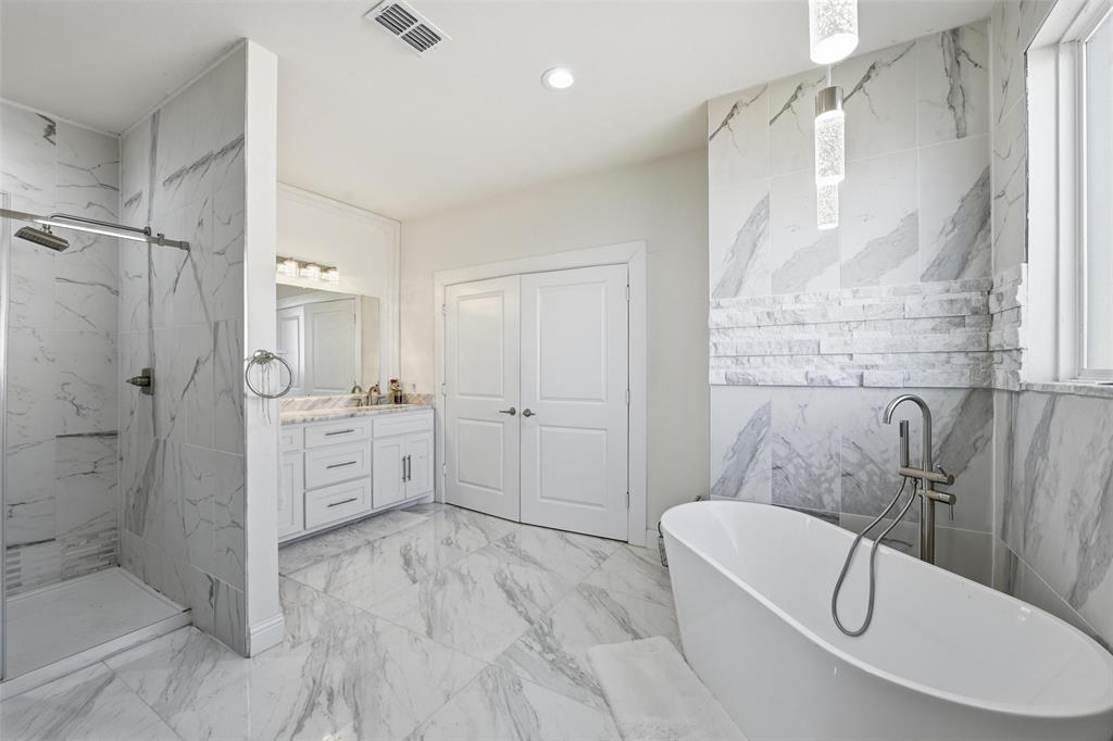 7725 Lakeview Circle Property Photo 3