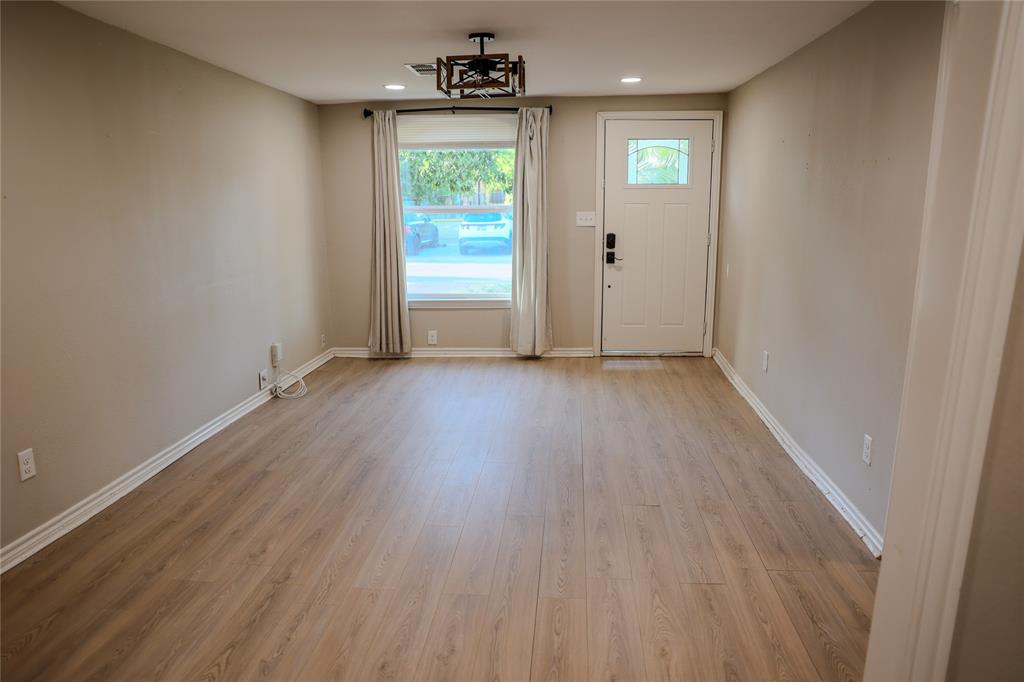 117 E Division Street Property Photo 4