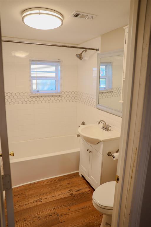 117 E Division Street Property Photo 6