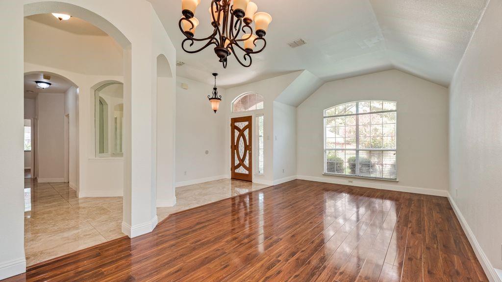 2311 Forest Park Circle Property Photo 4
