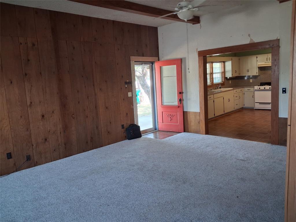 310 N Trinity Street Property Photo 4