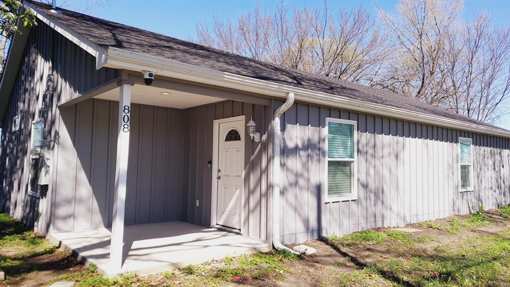 808 S Bois D Arc Property Photo 2