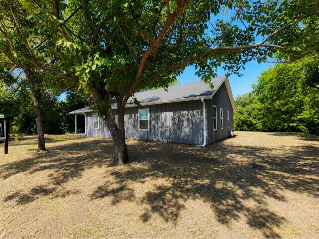 808 S Bois D Arc Property Photo 3