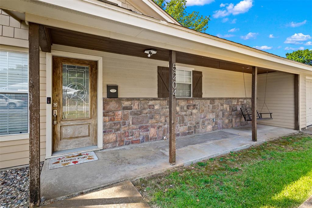 5204 Roxie Street Property Photo 3