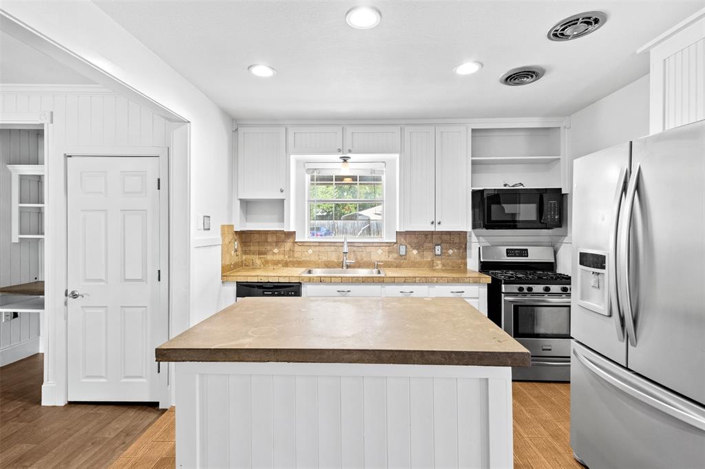 5204 Roxie Street Property Photo 7