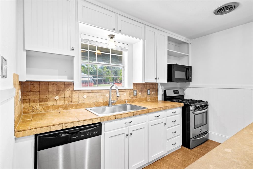 5204 Roxie Street Property Photo 9