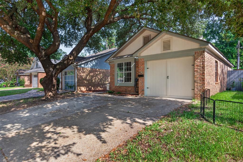1307 Pecan Square Property Photo 1
