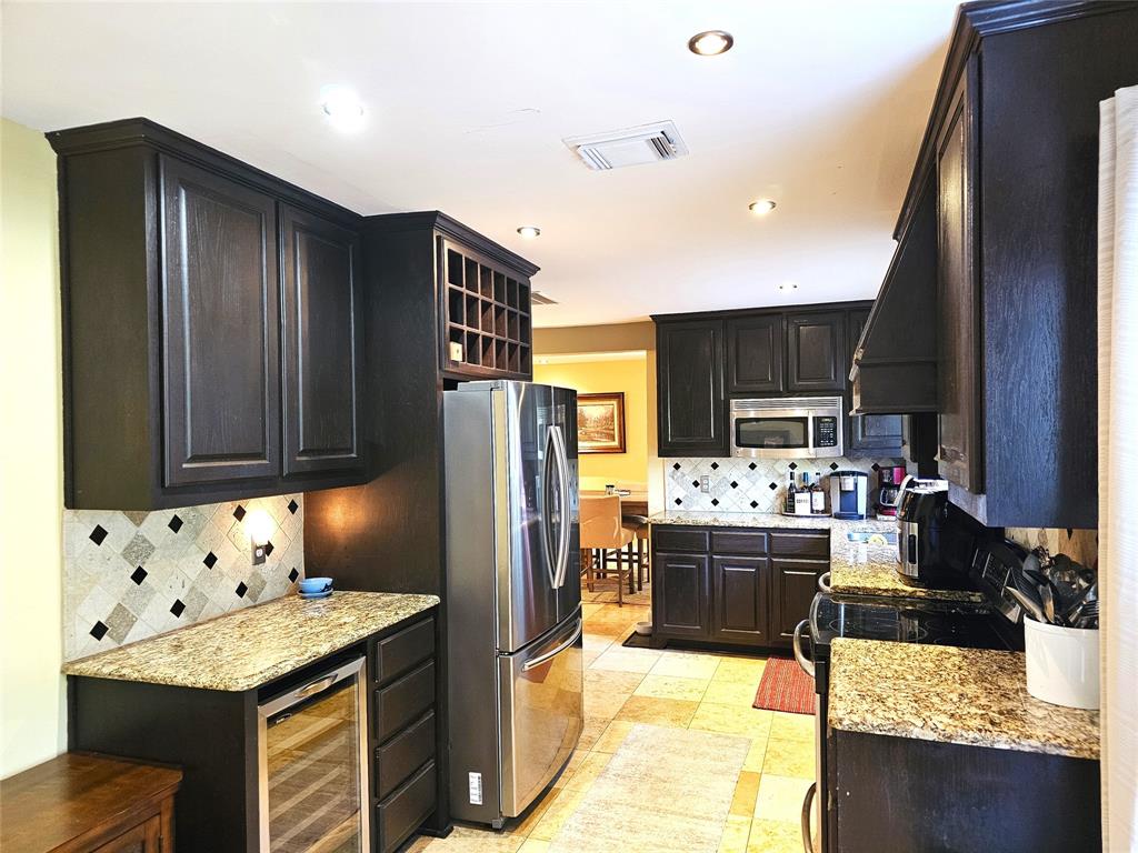 3926 White Oak Court Property Photo 6