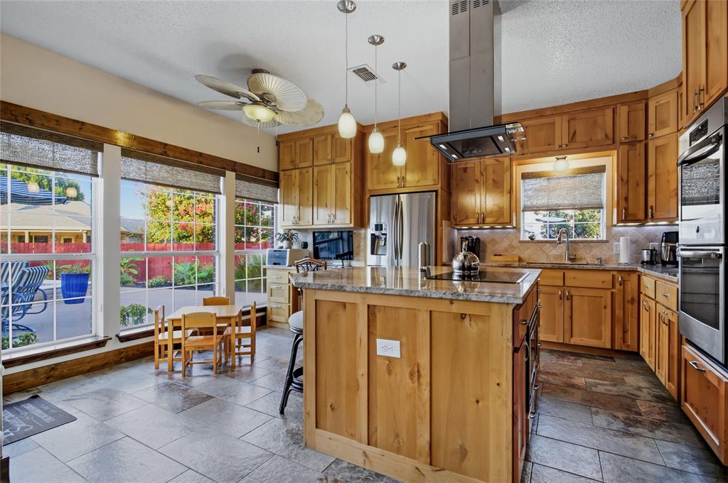 6001 Prairie Wood Court Property Photo 7