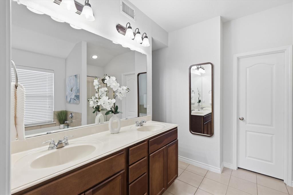 1100 Crest Breeze Drive Property Photo 17
