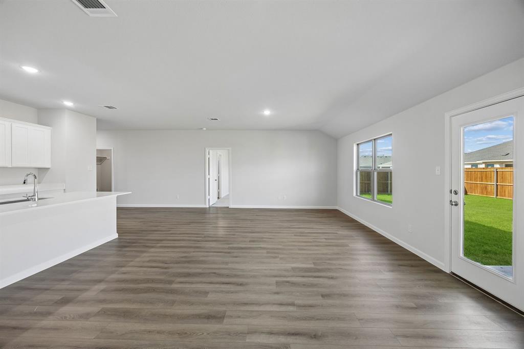 2511 Canadian Way Property Photo 9