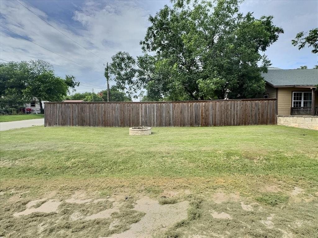 201 E 7th Street Property Photo 3