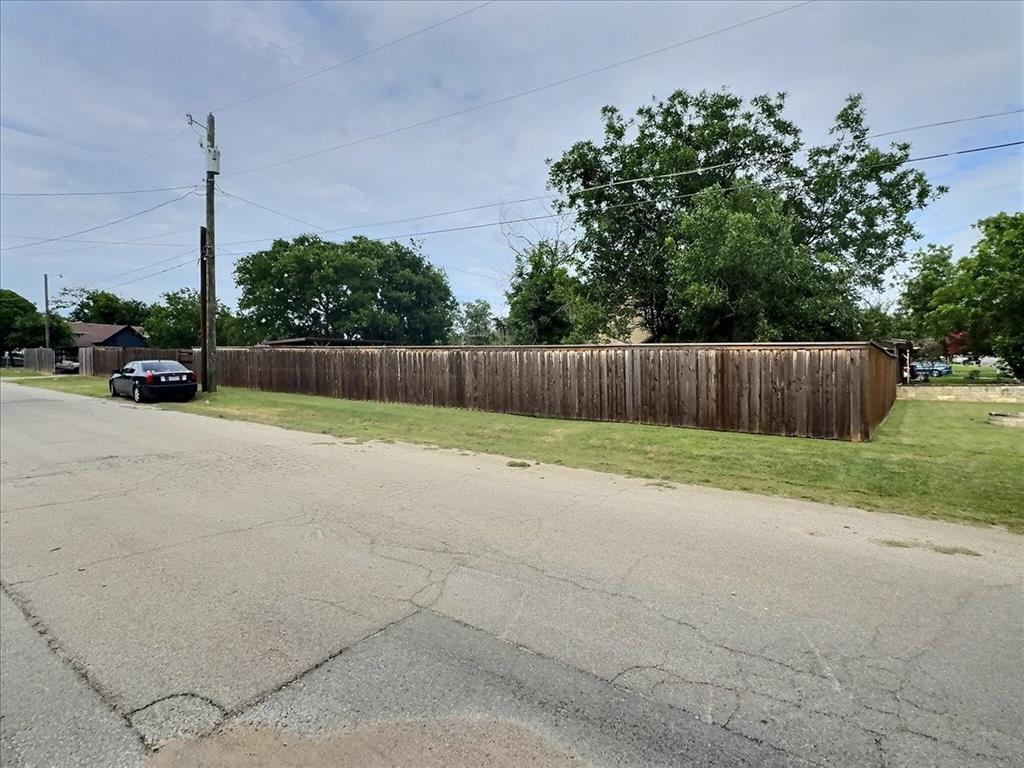 201 E 7th Street Property Photo 4