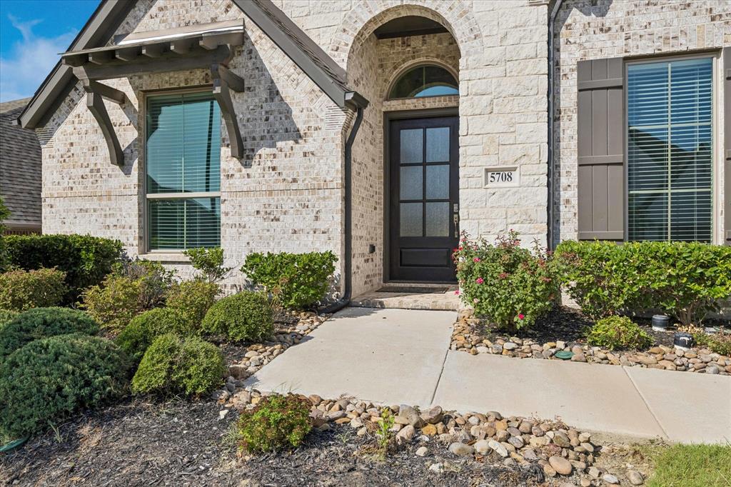 5708 Lake Jackson Drive Property Photo 2