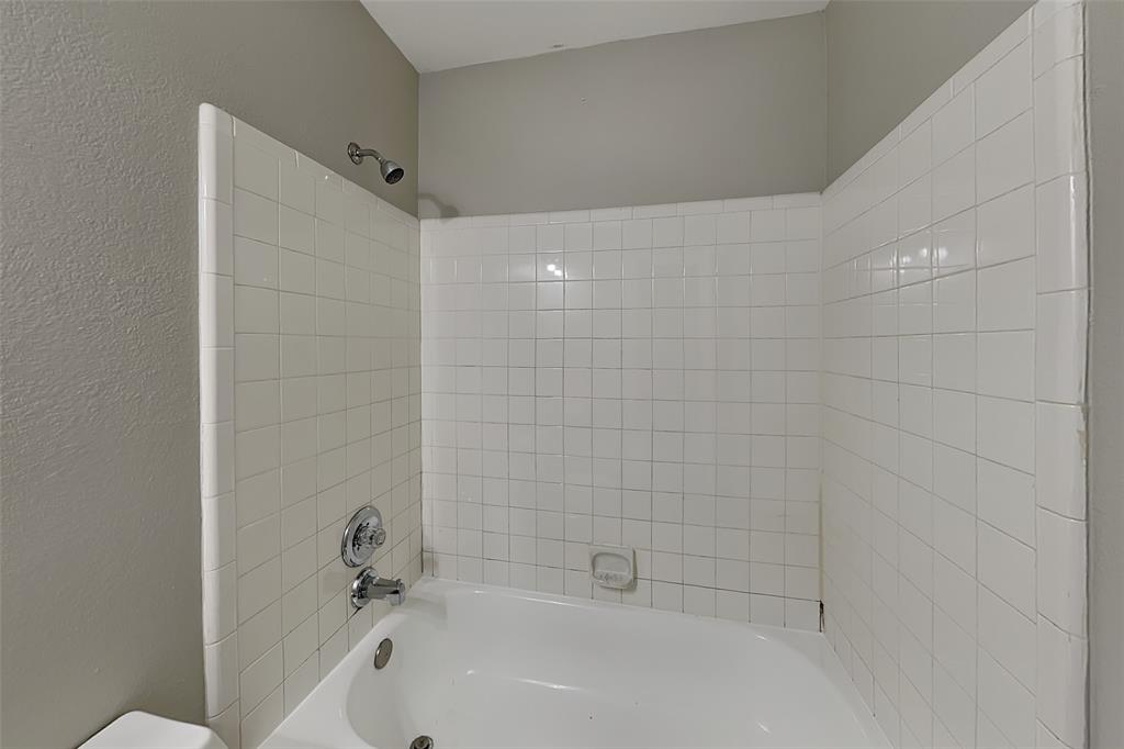 1005 Lake Bluff Drive Property Photo 15
