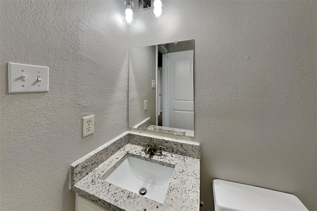 1005 Lake Bluff Drive Property Photo 16